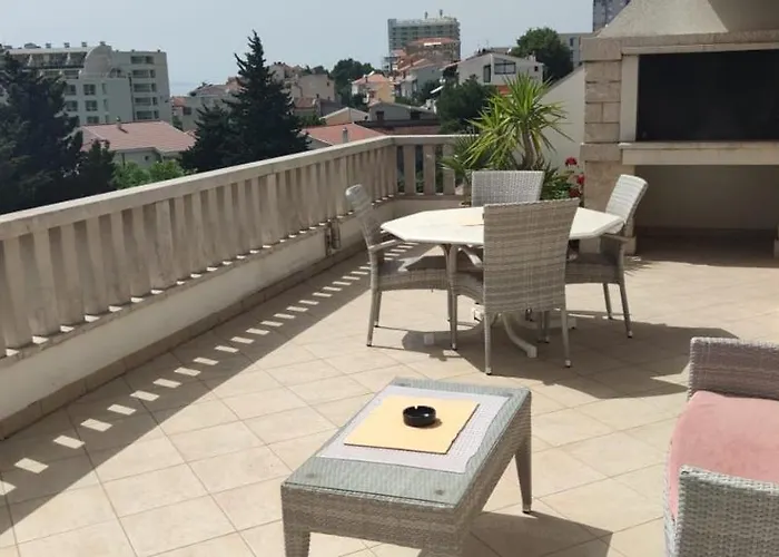 Happy Basset Terrace