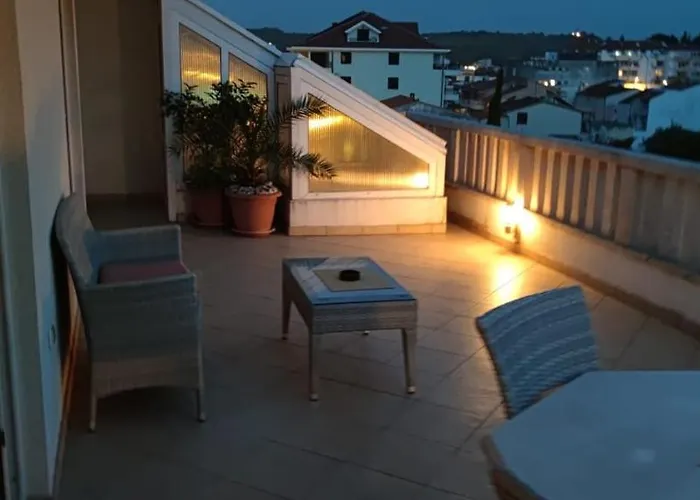 Happy Basset Terrace