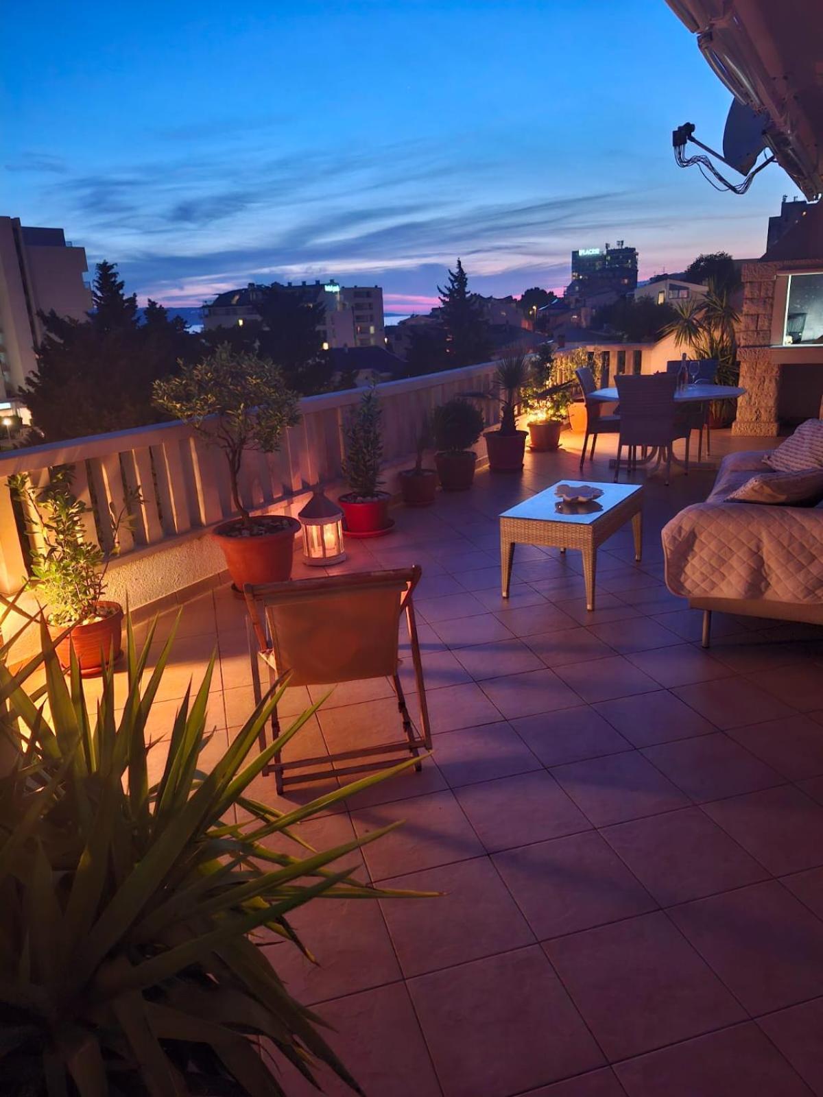 Happy Basset Terrace Apartment *